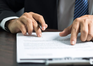 empresario-o-abogado-leyendo-firmando-papel-contrato-l